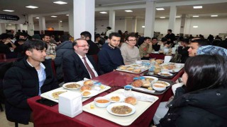 Rektör Hacımüftüoğlu öğrencilerle iftar sofrasında buluştu