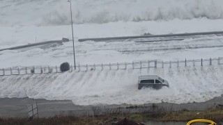 Rizede dev dalgalar Karadeniz Sahil Yoluna ulaştı