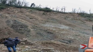 Rizede heyelan köy yolunu ulaşıma kapattı