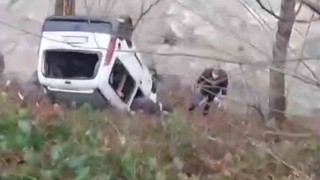 Rizede kamyonet dereye yuvarlandı: 1 ölü, 1 yaralı