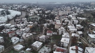 Safranboluda kar yağışı tarihi yapıların çatılarını beyaza bürüdü