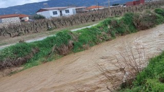 Sağanak yağış Sarıgölde kuruyan dereleri canlandırdı
