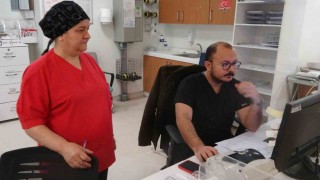 Sağlık çalışanı anne ve oğul birlikte hayat kurtarıyor