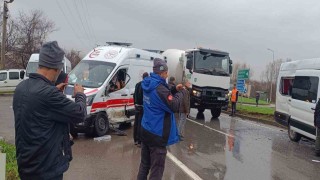 Sakaryada ambulans ile işçi servisi çarpıştı: 11 yaralı