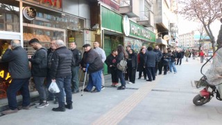 Sakaryada ilk iftar öncesi metrelerce pide kuyruğu