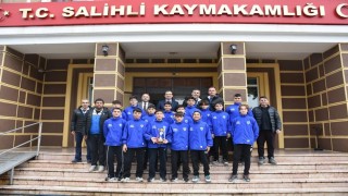Salihli Kaymakamı Güldoğan, şampiyonları ağırladı