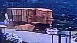 Saman balyalarının altında kalan kişinin ölüm anı kamerada