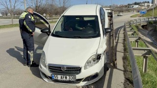 Samsunda otomobil refüjü aşıp bariyere çarptı: 1 yaralı