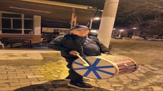 Şapkalı muhtar yine şapka çıkarttı: Davulcu bulamayan muhtar kendisi çalmaya başladı