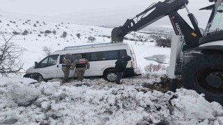 Şarampole sürüklenen minibüs, ekipler tarafından kurtarıldı