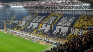Sarı-lacivertli taraftarlardan ‘İnan Fenerbahçe yazılı koreografi