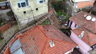 Sarıyerde 4 binadaki 31 vatandaş tahliye edildi, çöken merdiven havadan görüntülendi
