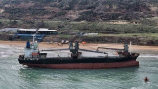 Sarıyerde karaya oturan gemide dalgıçlar hasar tespiti yapıyor