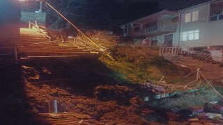 Sarıyerde yağış nedeniyle bina yanındaki merdivenler çöktü: Mahalleli sokağa döküldü