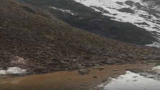 Sasonda kar ve yağmur sonrası heyelan: Köy minibüsü yolda mahsur kaldı