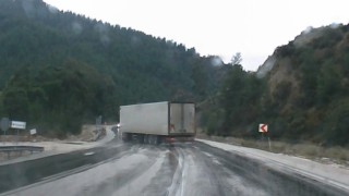 Savrulan tır dorsesi faciaya sebep oluyordu