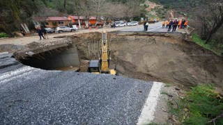 Selçuk - Ortaklar yolu çöktü, yol ulaşıma tamamen kapandı