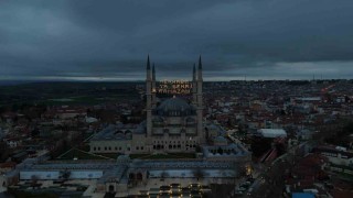 Selimiye Camiinin minarelerine Ramazan mahyası asıldı
