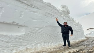 Şemdinlide iş makinesinin boyunu bulan kar tünellerinde çalışma