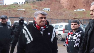 Serdar Adalı taraftarla birlikte maça geldi