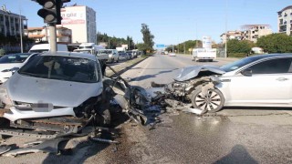 Serikte iki otomobil çarpıştı:2 yaralı