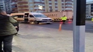 Servis minibüsünün çarptığı yaya hayatını kaybetti