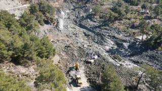 Seydikemerde heyelan sonrası ekipler çalışmalarını sürdürüyor