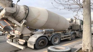 Seyir halindeki beton mikserinden kopan tekerlek üç otomobile çarptı