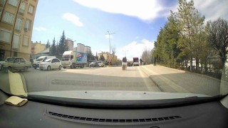 Seyir halindeki kamyonetten beyaz eşya düştü: O anlar kamerada