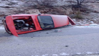 Şiddetli rüzgar otomobili yan yatırdı