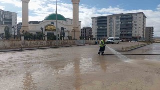 Siirtte kaldırım ve caddeler yıkanarak dezenfekte edildi