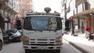 Siirtte müziği duyan çöpünü çıkartıyor
