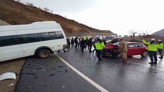 Siirtte öğrenci servisi ile otomobil çarpıştı: 12 yaralı