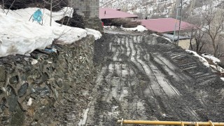 Siirtte sağanak yağış kayaları yola devirdi, ekipler yolu ulaşıma açtı