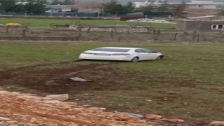 Siirtte yoldan çıkan otomobil tarlaya girdi