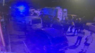 Silahlı saldırıda ağır yaralanan sürücünün aracıyla ilerleyip ambulansa alınma görüntüsü ortaya çıktı
