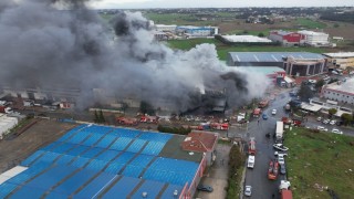 Silivri kablo ve inşaat malzemeleri üreten fabrikada yangın çıktı