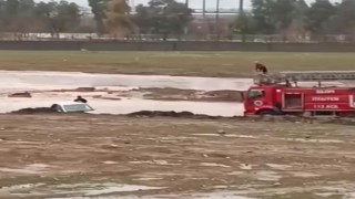 Silopide otomobille suda mahsur kalan 2 kişi kurtarıldı