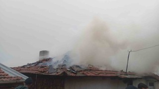 Sındırgıda bitişik iki ev alevlere teslim oldu: 1 yaralı