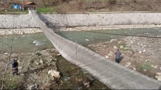 Sinopta fırtına asma köprüyü devirdi: 2 yaralı