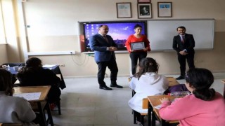 Sinopta öğrenciler için gönüllü çalışan öğretmen ödüllendirildi