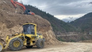 Sinopta yol güvenliği için kayalar kırılıyor