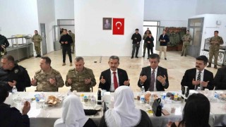 Şırnak protokolü şehit emanetleri ile aynı sofrada