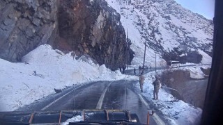 Şırnak yoluna çığ düştü, karla kaplı yollar açıldı