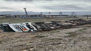 Şırnakta atık su tankeri devrildi, sürücü yaralandı