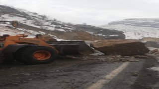 Şırnakta dev kaya parçaları yola düştü