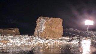 Şırnakta dev kayalar yolu kapattı