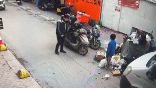 Soğukta üşüyen çocuğa ceketini çıkarıp veren kurye kameraya yansıdı