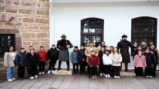 Söğüte gelen öğrencilere başkan Durgut Ertuğrulgazi Türbesinde rehberlik etti
