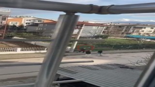 Sokak ortasında havaya ateş eden çocuk kamerada